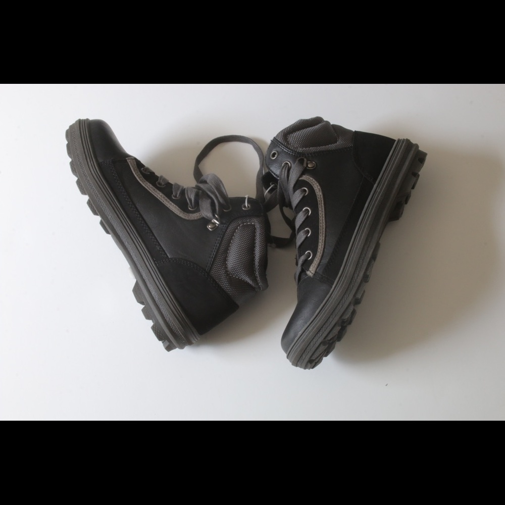 NEW YOUTH Tahari Black Boots Sz: 3